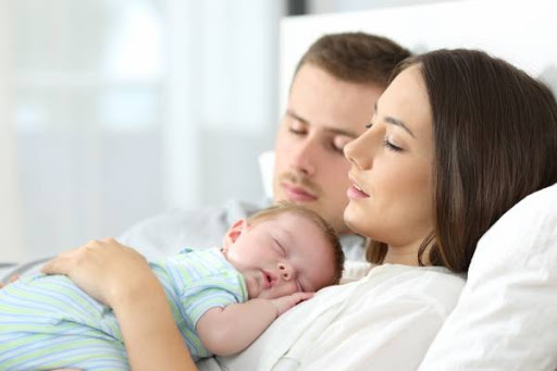 Los beneficios de que el bebé duerma con los padres