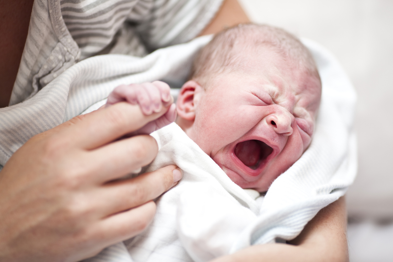 Jamás sacudas o zarandes a un bebé: éstas son las razones