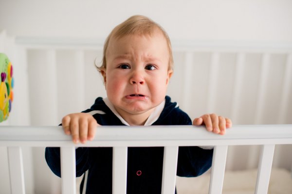 Los peligros de dejar llorar a un bebé