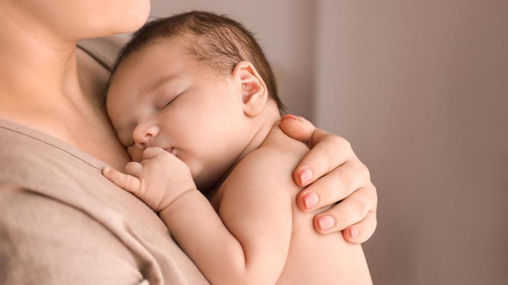 El contacto piel con piel con tu bebé aumenta la hormona del amor